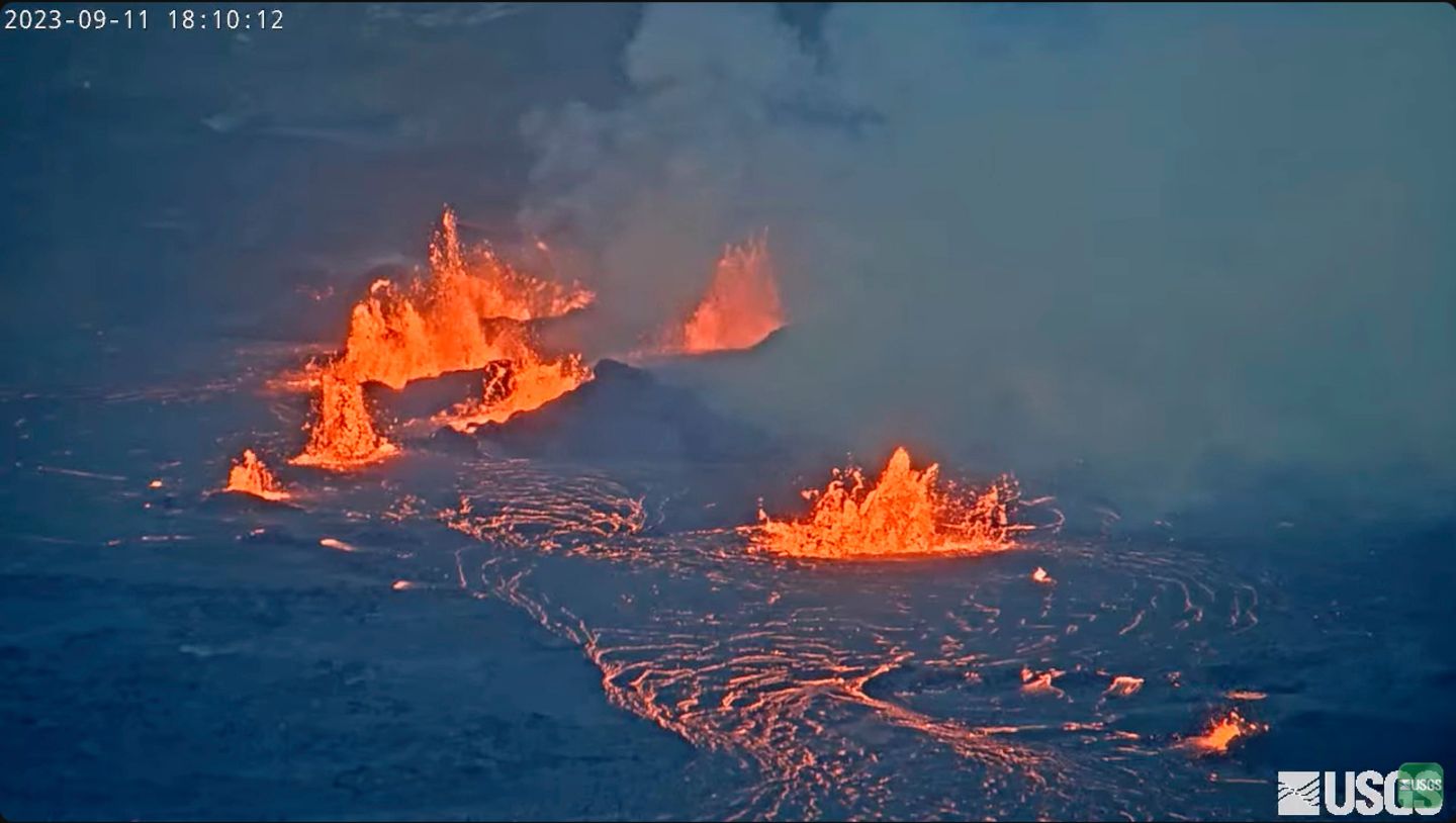 Lavafontänen schießen aus dem Vulkan Kilauea auf Hawaii