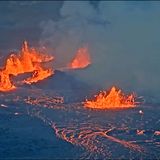 Lavafontänen schießen aus dem Vulkan Kilauea auf Hawaii