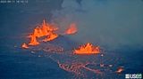 Lavafontänen schießen aus dem Vulkan Kilauea auf Hawaii