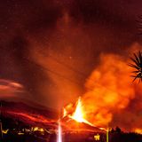 Der Cumbre Vieja schleudert Lava und Gestein in den Nachthimmel über La Palma