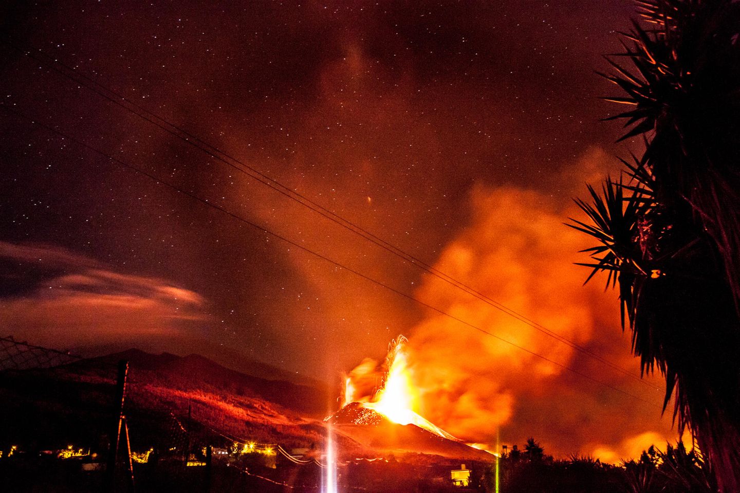 Der Cumbre Vieja schleudert Lava und Gestein in den Nachthimmel über La Palma
