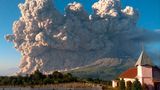 Eine dichte Rauchwolke schießt aus dem Vulkan auf Sumatra in den Himmel