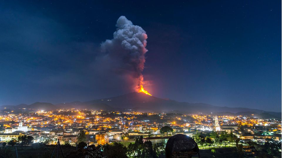 Der Ätna auf Sizilien spuckt Feuer in den Nachthimmel über der Stadt Pedara