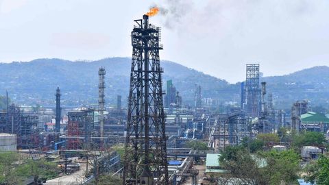 Ein Überblick über die Öl-Raffinerie im indischen Guwahati