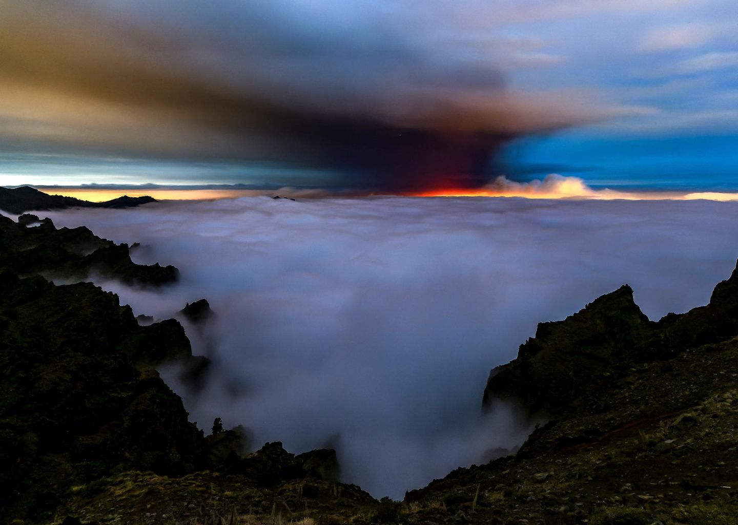 Der Vulkan von La Plama in Spanien hüllt Tal und Berge in dichte Aschewolken