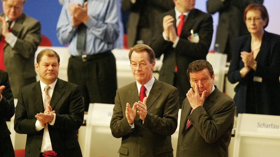 2004: Gerhard Schröder (r.) hands over the SPD chairmanship to Franz Müntefering (m.) 2004: Gerhard Schröder (r.) hands over the SPD chairmanship to Franz Müntefering (m.)