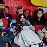 Ein auf einer Expedition in der Türkei schwer erkrankter US-Höhlenforscher ist nach neun Tagen aus mehr als 1000 Metern Tiefe gerettet worden. Mark Dickey sei um kurz nach Mitternacht am Dienstag (Ortszeit) aus der Höhle geholt und zu einem Zelt für medizinische Hilfe gebracht worden, twitterte der türkische Verband der Höhlenforscher. "Damit ist der Höhlenrettungsteil der Operation erfolgreich beendet worden. Wir gratulieren allen, die dazu beigetragen haben!"  Erste Fotos nach seiner Rettung zeigten den 40-Jährigen mit einem breiten Lächeln im Gesicht. Noch von seiner Trage aus bedankte sich Dickey bei der türkischen Regierung und allen an der Aktion beteiligten Teams. "Ich muss Ihnen sagen, das war sehr schwierig", zitierte ihn die staatliche Nachrichtenagentur Anadolu. "Es war ein verrücktes Abenteuer, aber ich bin an der Oberfläche und noch am Leben."  Der US-Amerikaner war Teil eines internationalen Forschungsteams, das die im Süden des Landes gelegene Morca-Höhle erkundete. Am 2. September hatte der 40-Jährige in 1250 Metern Tiefe eine Magenblutung erlitten. Seine Kollegen schafften es, ihn in ein Lager in 1000 Metern Tiefe zu bringen. Die Höhle ist die dritttiefste der Türkei.  Mehr zu diesem Thema lesen Sie hier.