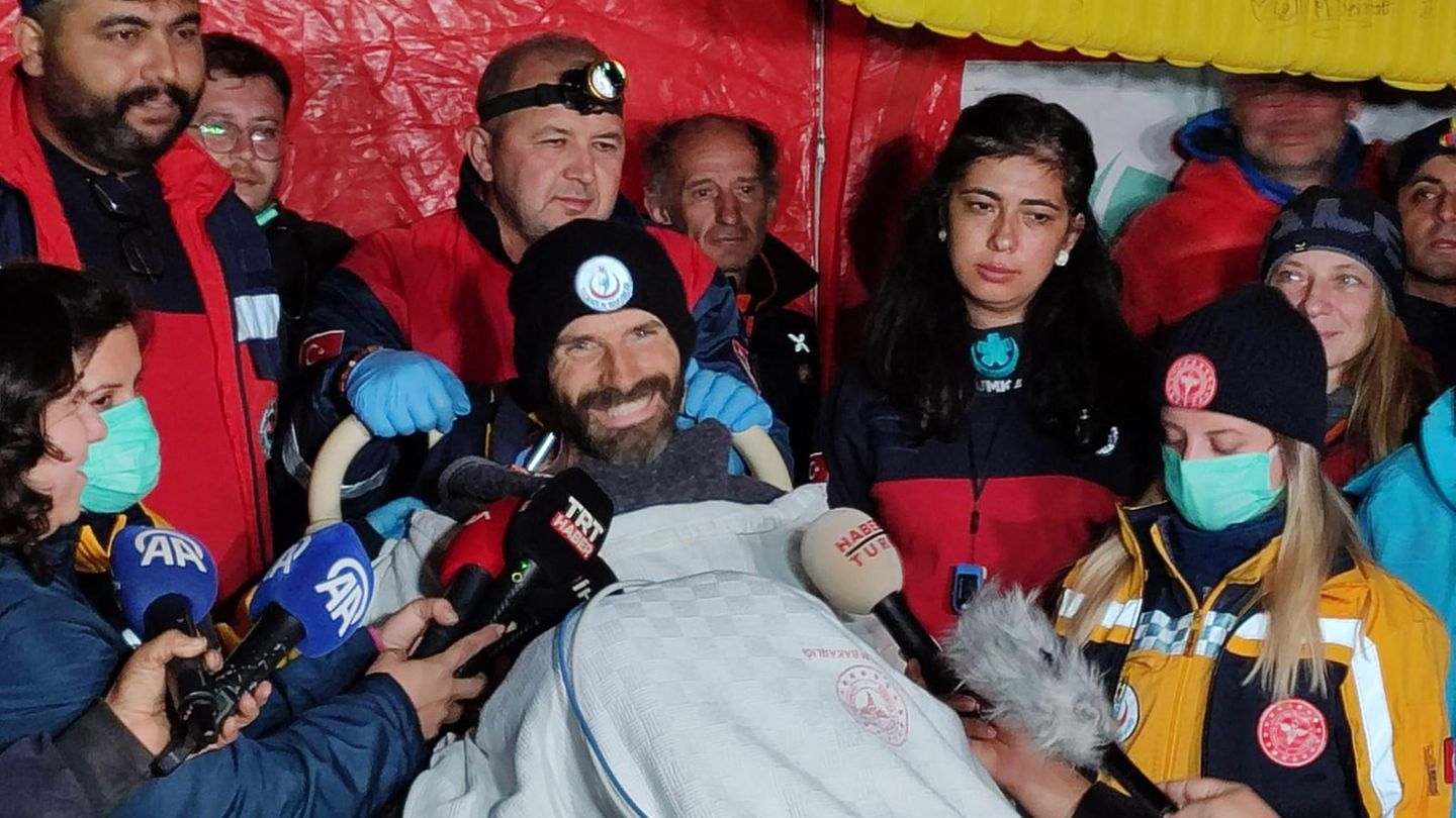12. September: Höhlenforscher aus 1000 Metern Tiefe gerettet Ein auf einer Expedition in der Türkei schwer erkrankter US-Höhlenforscher ist nach neun Tagen aus mehr als 1000 Metern Tiefe gerettet worden. Mark Dickey sei um kurz nach Mitternacht am Dienstag (Ortszeit) aus der Höhle geholt und zu einem Zelt für medizinische Hilfe gebracht worden, twitterte der türkische Verband der Höhlenforscher. "Damit ist der Höhlenrettungsteil der Operation erfolgreich beendet worden. Wir gratulieren allen, die dazu beigetragen haben!" Erste Fotos nach seiner Rettung zeigten den 40-Jährigen mit einem breiten Lächeln im Gesicht. Noch von seiner Trage aus bedankte sich Dickey bei der türkischen Regierung und allen an der Aktion beteiligten Teams. "Ich muss Ihnen sagen, das war sehr schwierig", zitierte ihn die staatliche Nachrichtenagentur Anadolu. "Es war ein verrücktes Abenteuer, aber ich bin an der Oberfläche und noch am Leben." Der US-Amerikaner war Teil eines internationalen Forschungsteams, das die im Süden des Landes gelegene Morca-Höhle erkundete. Am 2. September hatte der 40-Jährige in 1250 Metern Tiefe eine Magenblutung erlitten. Seine Kollegen schafften es, ihn in ein Lager in 1000 Metern Tiefe zu bringen. Die Höhle ist die dritttiefste der Türkei. Mehr zu diesem Thema lesen Sie hier.