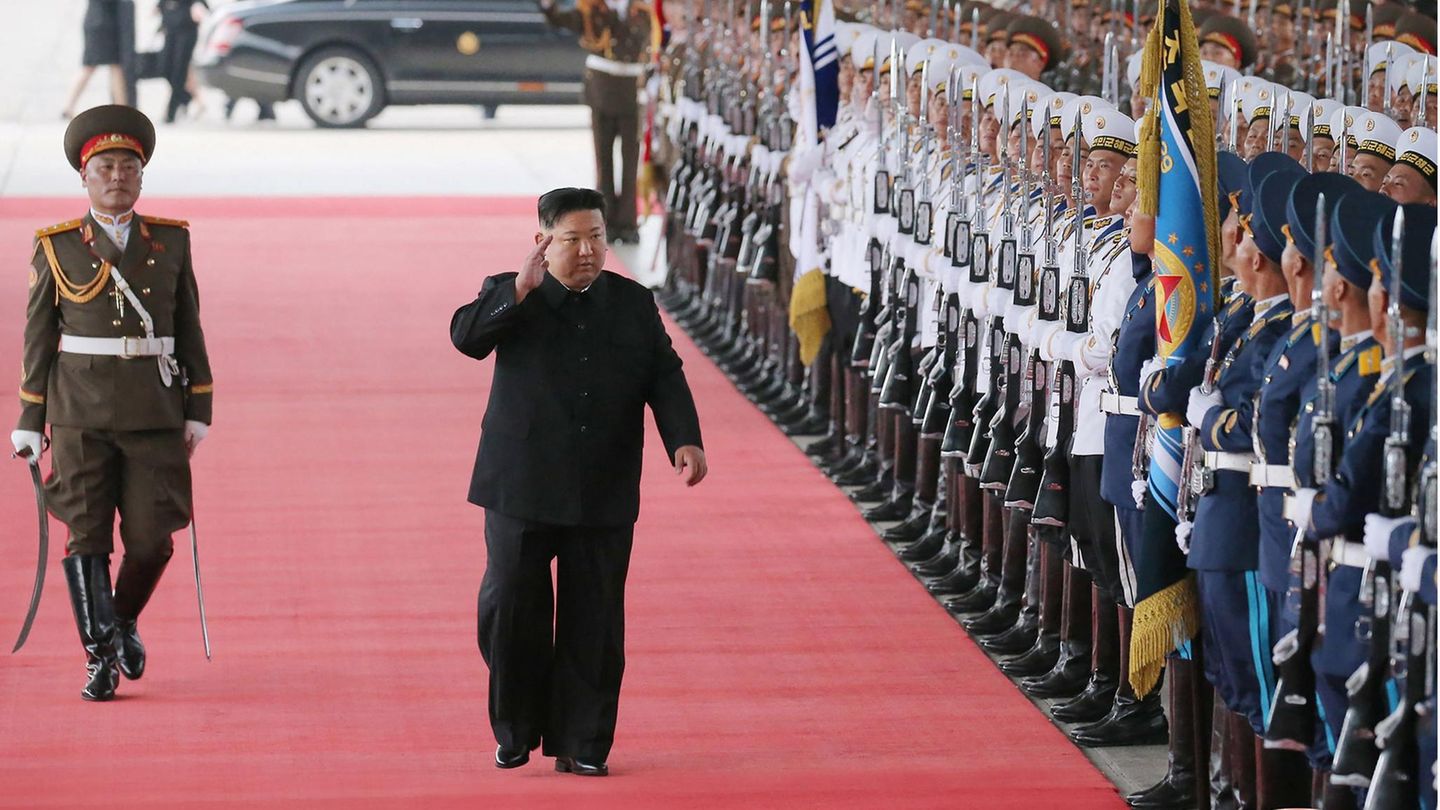 Kim Jong Un comes, greets and has weapons experts for Russia with him