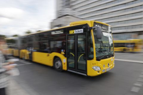 Mit der Hilfe von etwa 40 Menschen ist in Berlin-Spandau ein unter einem Linienbus eingeklemmter 18-Jähriger befreit worden. Der junge Mann lief am Montagmittag zum Bus und fiel dabei aus bislang ungeklärter Ursache hin, wie die Polizei am Dienstag mitteilte. Demnach geriet der 18-Jährige unter einen Reifen der Hinterachse des Gelenkbusses, der gerade losgefahren war, und wurde eingeklemmt.  Der Polizei zufolge stoppte der Busfahrer unverzüglich und leitete erste Rettungsversuche ein. Mit der Hilfe der rund 40 Menschen wurde die rechte Seite des Busses der Linie 135 der Berliner Verkehrsbetriebe (BVG) angehoben. Damit fand die Hilfsbereitschaft aber noch kein Ende: Nachdem der Verletzte geborgen werden konnte, leisteten Chirurgen und OP-Schwestern eines nahe gelegenen Ärztehauses Erste Hilfe.  Die Polizei zeigte sich beeindruckt von der Hilfsaktion und würdigte die Helfer als "Zivile Helden". "Danke Spandau, danke Berlin", schrieb sie am Nachmittag im Onlinedienst X, vormals Twitter.  Der junge Mann erlitt laut Polizei diverse Hautabschürfungen und Hämatome sowie eine Verletzung am rechten Arm. Er wurde in ein Krankenhaus gebracht, wo er operiert und stationär aufgenommen wurde. Die Polizei ermittelt zum weiteren Unfallhergang, wie es hieß.