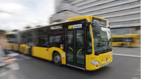 Mit der Hilfe von etwa 40 Menschen ist in Berlin-Spandau ein unter einem Linienbus eingeklemmter 18-Jähriger befreit worden. Der junge Mann lief am Montagmittag zum Bus und fiel dabei aus bislang ungeklärter Ursache hin, wie die Polizei am Dienstag mitteilte. Demnach geriet der 18-Jährige unter einen Reifen der Hinterachse des Gelenkbusses, der gerade losgefahren war, und wurde eingeklemmt.  Der Polizei zufolge stoppte der Busfahrer unverzüglich und leitete erste Rettungsversuche ein. Mit der Hilfe der rund 40 Menschen wurde die rechte Seite des Busses der Linie 135 der Berliner Verkehrsbetriebe (BVG) angehoben. Damit fand die Hilfsbereitschaft aber noch kein Ende: Nachdem der Verletzte geborgen werden konnte, leisteten Chirurgen und OP-Schwestern eines nahe gelegenen Ärztehauses Erste Hilfe.  Die Polizei zeigte sich beeindruckt von der Hilfsaktion und würdigte die Helfer als "Zivile Helden". "Danke Spandau, danke Berlin", schrieb sie am Nachmittag im Onlinedienst X, vormals Twitter.  Der junge Mann erlitt laut Polizei diverse Hautabschürfungen und Hämatome sowie eine Verletzung am rechten Arm. Er wurde in ein Krankenhaus gebracht, wo er operiert und stationär aufgenommen wurde. Die Polizei ermittelt zum weiteren Unfallhergang, wie es hieß.