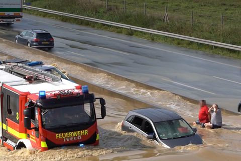 Hilflos müssen die Autofahrer mitansehen, wie ihr Auto ein Opfer der Wassermassen wird