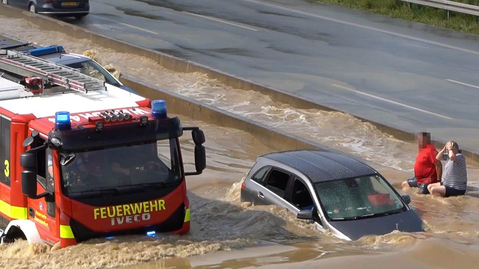 Hilflos müssen die Autofahrer mitansehen, wie ihr Auto ein Opfer der Wassermassen wird