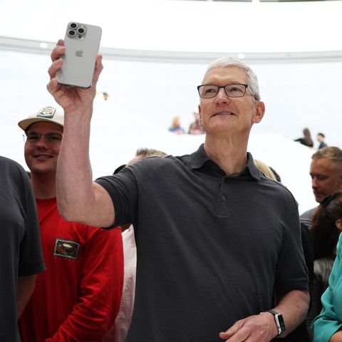 Tim Cook iPhone 15
