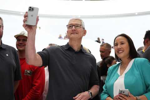 Tim Cook iPhone 15