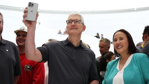 Tim Cook iPhone 15