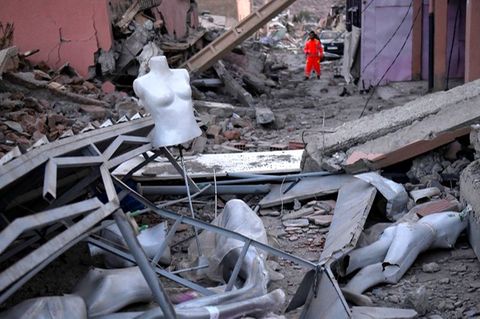Schaufensterpuppen liegen in den Trümmern von Talat N'yakoub in Marokko