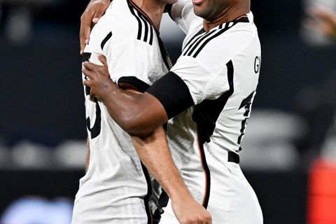 Thomas Müller lässt sich von Serge Gnabry für seinen Treffer zum 1:0 drücken