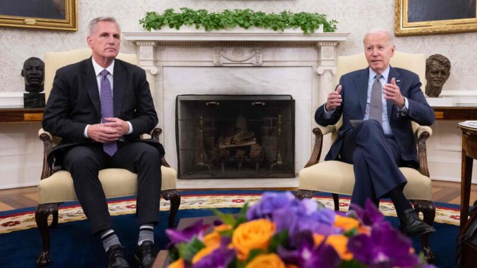 Kevin McCarthy, Sprecher des Repräsentantenhauses, (li.) mit US-Präsident Joe Biden bei Verhandlungen im Weißen Haus im Frühjahr