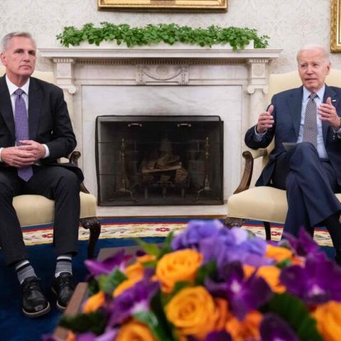 Kevin McCarthy, Sprecher des Repräsentantenhauses, (li.) mit US-Präsident Joe Biden bei Verhandlungen im Weißen Haus im Frühjahr