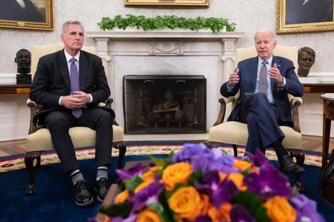 Kevin McCarthy, Sprecher des Repräsentantenhauses, (li.) mit US-Präsident Joe Biden bei Verhandlungen im Weißen Haus im Frühjahr