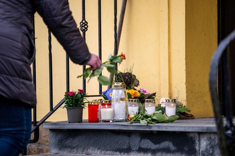 Jemand legt eine Rose am Tatort