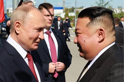 Wladimir Putin (links) und Kim Jong Un auf dem Weltraumbahnhof Wostotschny