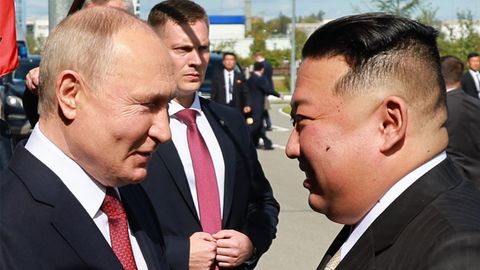 Wladimir Putin (links) und Kim Jong Un auf dem Weltraumbahnhof Wostotschny