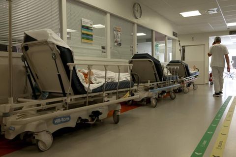 Betten stehen auf dem Flur in einem Krankenhaus in Frankreich