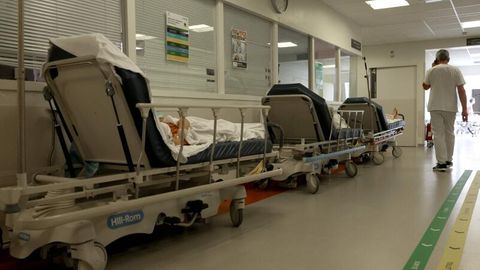 Betten stehen auf dem Flur in einem Krankenhaus in Frankreich