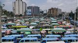 Matatus, eine Art Sammeltaxis, stehen in der Hauptstadt Kenias Schlange