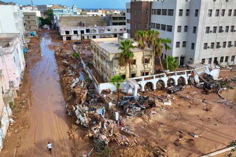 Libyen, Derna: Trümmer liegen nach Überschwemmungen umher.