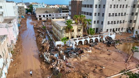 Libyen, Derna: Trümmer liegen nach Überschwemmungen umher.