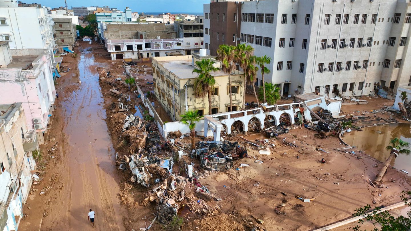 Libyen, Derna: Trümmer liegen nach Überschwemmungen umher.