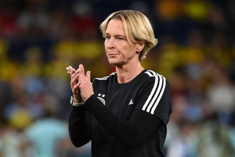 Bundestrainerin Martina Voss-Tecklenburg klatscht in die Hände
