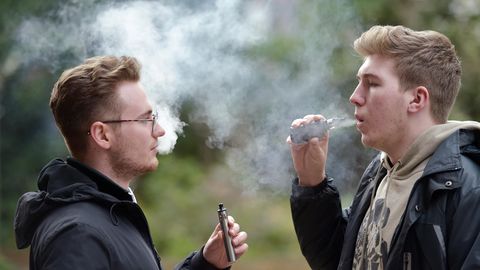Zwei Männer rauchen E-Zigarette
