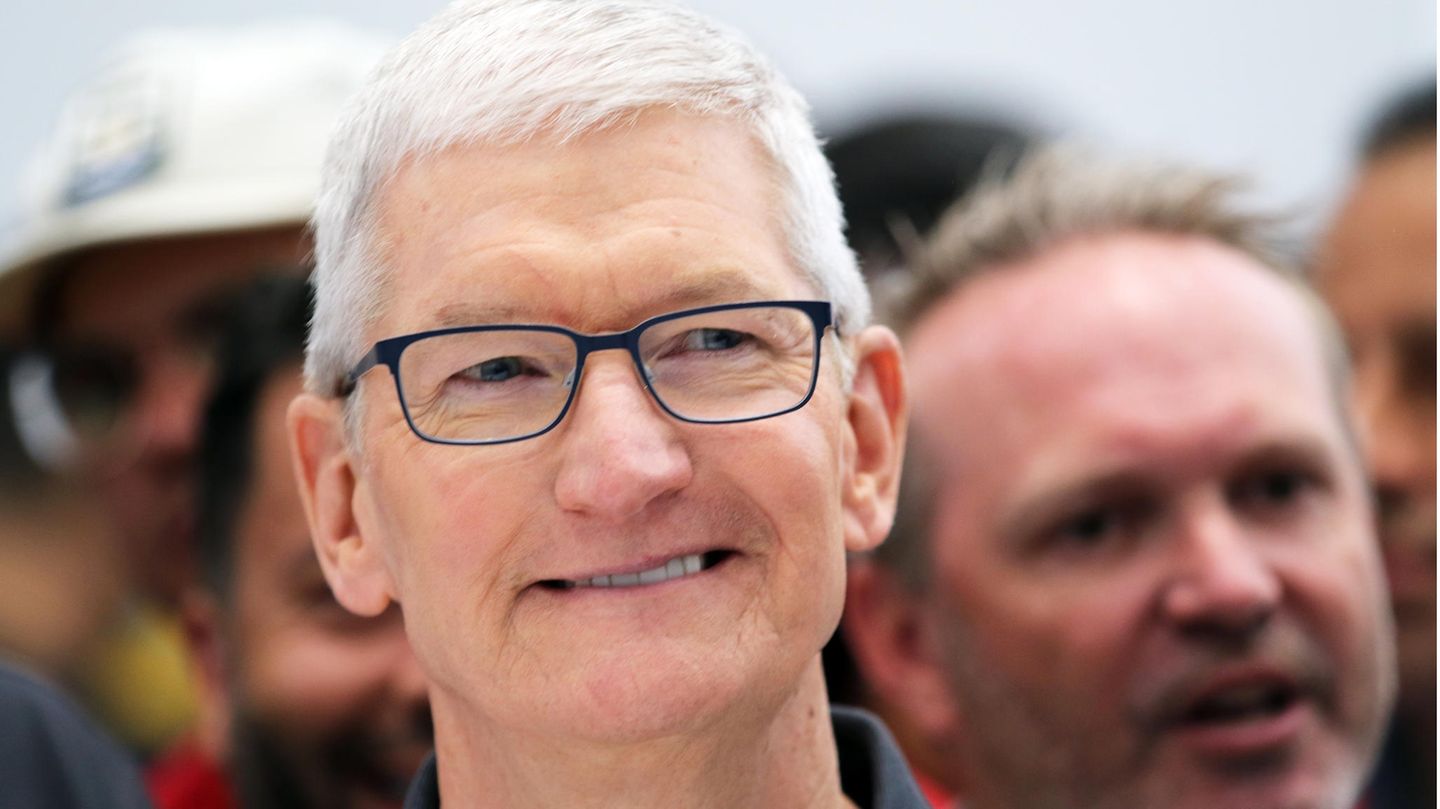 Apple-Chef Tim Cook nahm nach der Präsentation des neuen iPhone 15 ein Bad in der Menge.