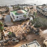 Libyen, Derna: Trümmer lieben nach Überschwemmungen umher.