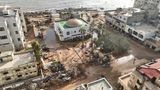 Libyen, Derna: Trümmer lieben nach Überschwemmungen umher.