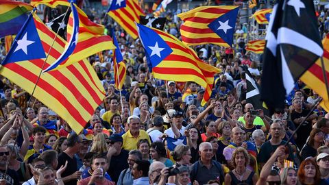 Demonstranten schwenken katalanische Unabhängigkeitsfahnen