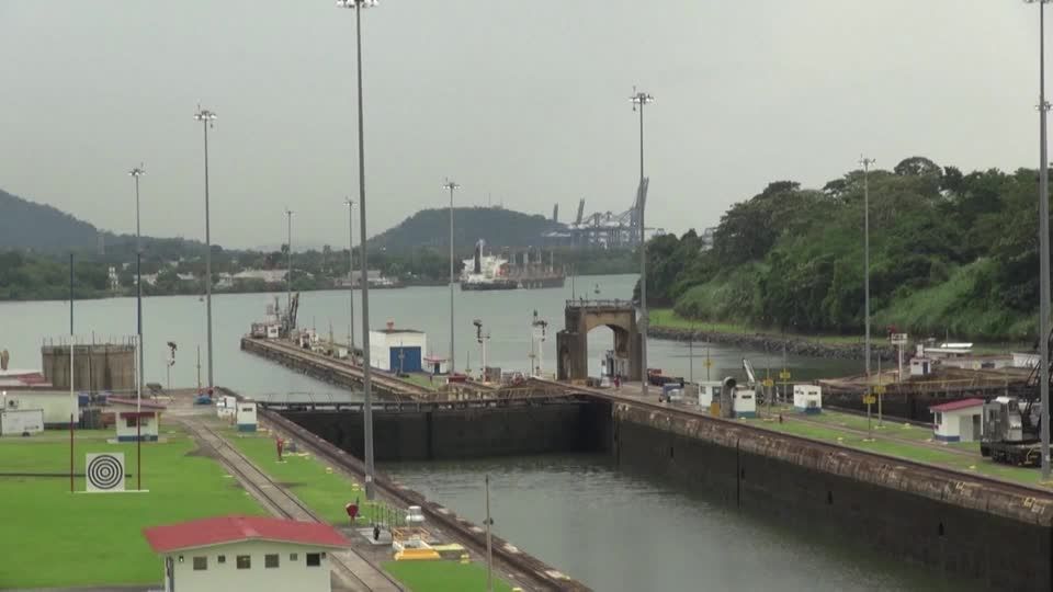 Video: Durchfahrt durch Panamakanal könnte weiter eingeschränkt werden Video: Durchfahrt durch Panamakanal könnte weiter eingeschränkt werden