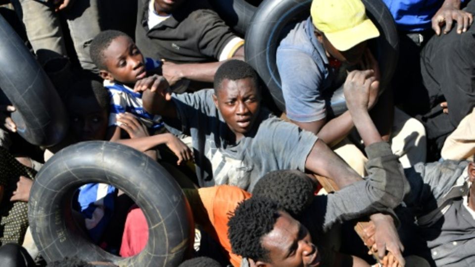 Migranten auf Boot zwischen Tunesien und Italien