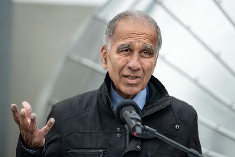 Klimaforscher Mojib Latif spricht in ein Mikro
