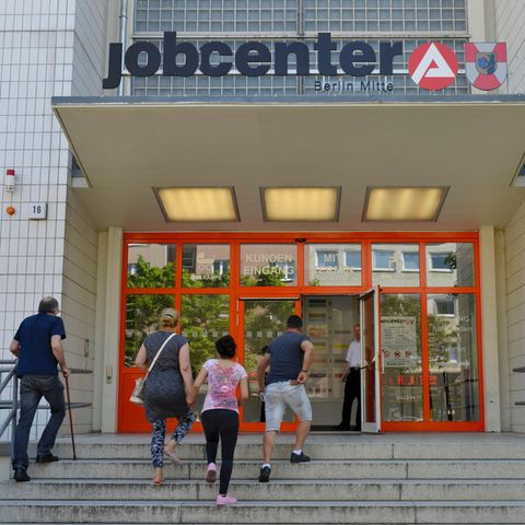 Menschen gehen die Treppe hoch zum Jobcenter in Berlin Mitte
