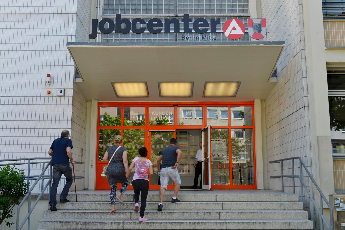 Bürgergeld: Wie Ein Berliner Jobcenter Gegen Sein "Schmuddel-Image ...