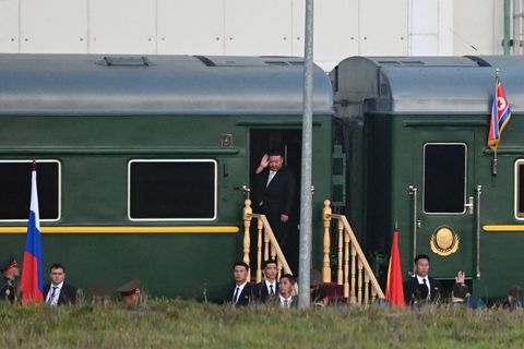 Kim Jong Un winkt aus einer Zugtür