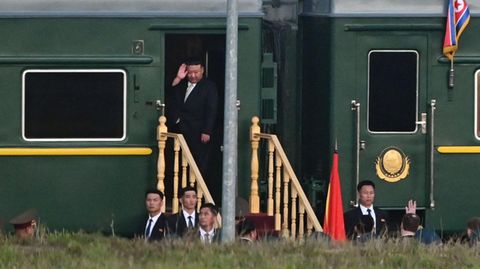Kim Jong Un winkt aus einer Zugtür