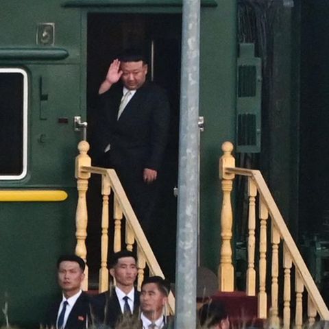 Kim Jong Un winkt aus einer Zugtür