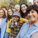 Ein gruppe glücklicher Menschen verschiedener Ethnien