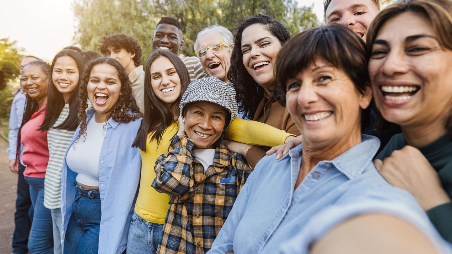 Ein gruppe glücklicher Menschen verschiedener Ethnien